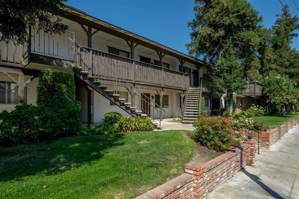 Courtyard With Green Space at Scottsmen Too Apartments, Clovis