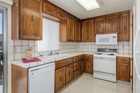 Modern Kitchen With Custom Cabinet at Scottsmen Too Apartments, Clovis, 93612