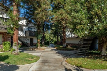 Courtyard View Courtyard View at Scottsmen Too Apartments, Clovis, 93612 - Photo Gallery 3