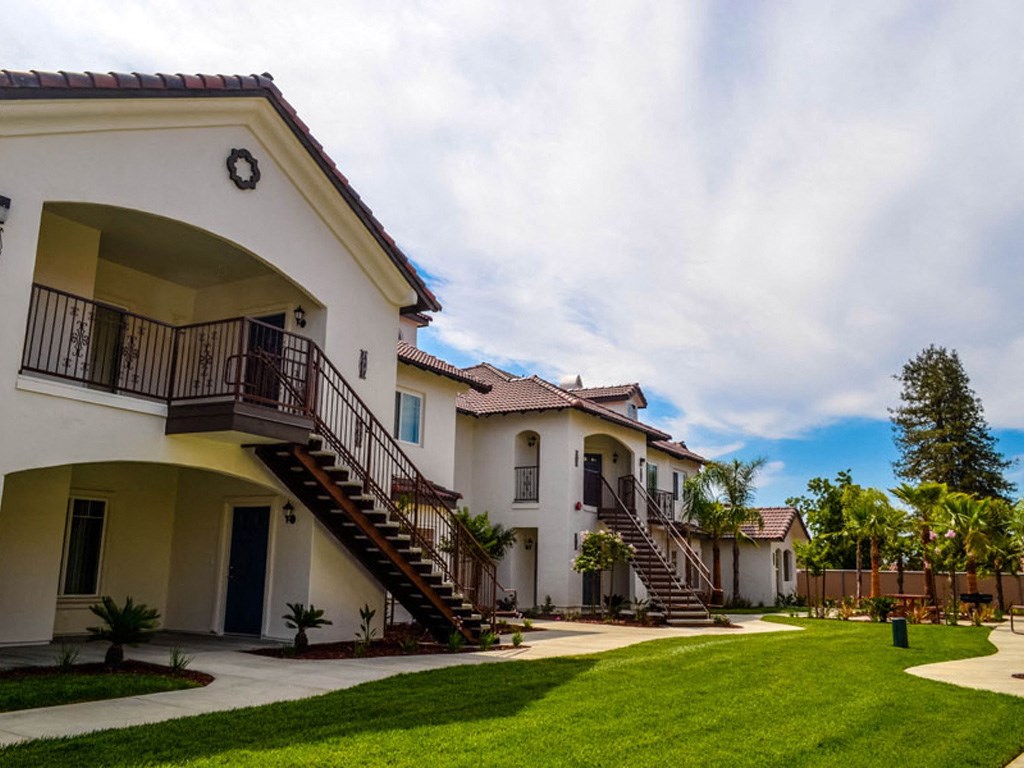 Elegant Exterior View at Villa Faria Apartments, Fresno