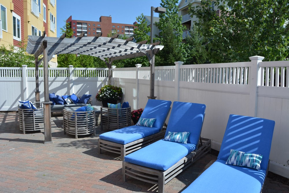 Parkside courtyard with lounge sunbathing chairs