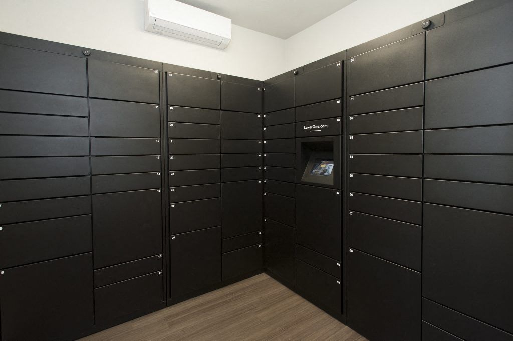 Package Lockeres l Villagio Luxury Apartment In Sacramento CA 