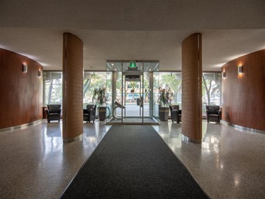Beautiful and inviting front lobby.  Thumbnail click to zoom.
