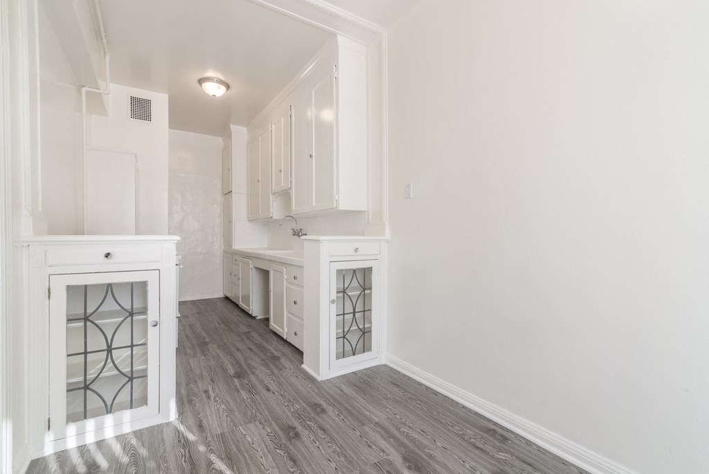 Kitchen area with built-in in glass display
