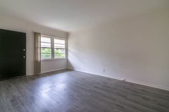 Living area with window view - Photo Gallery