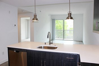 910 E Land Place 1-2 Beds Apartment for Rent - Photo Gallery 6