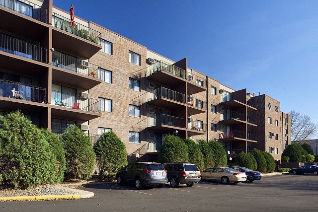 Property Exterior at Creek Point Apartments, Hopkins, 55343