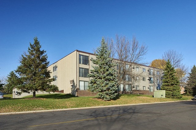 Exterior Landscape at Creek Point Apartments, Hopkins, Minnesota