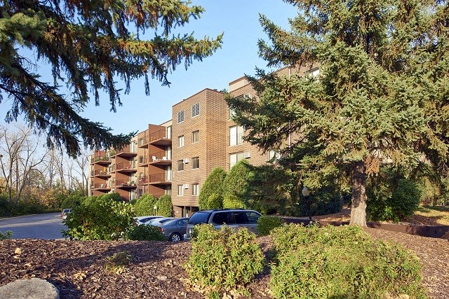 Garden Space at Creek Point Apartments, Hopkins