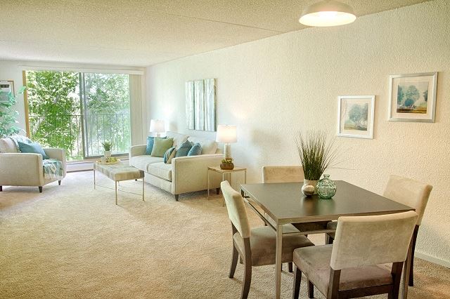 Dining Area at Creek Point Apartments, Hopkins