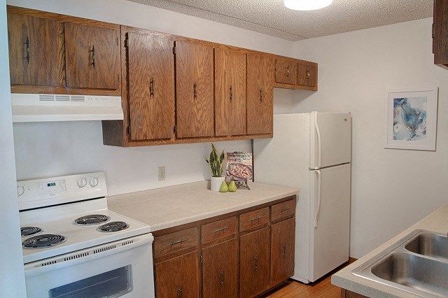 Fully Furnished Kitchen at Creek Point Apartments, Hopkins, MN, 55343