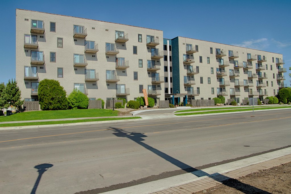 Exterior Landscape at Knollwood Towers East Apartments, Hopkins, Minnesota