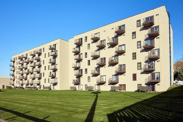 Green Outdoor at Knollwood Towers East Apartments, Hopkins, MN