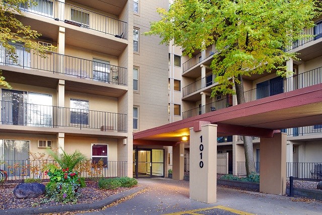 Courtyard View at Knollwood Towers West  Apartments, Hopkins