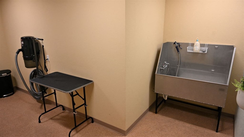 Pet Wash at Poplar Creek Apartments, Brookfield, WI, 53045