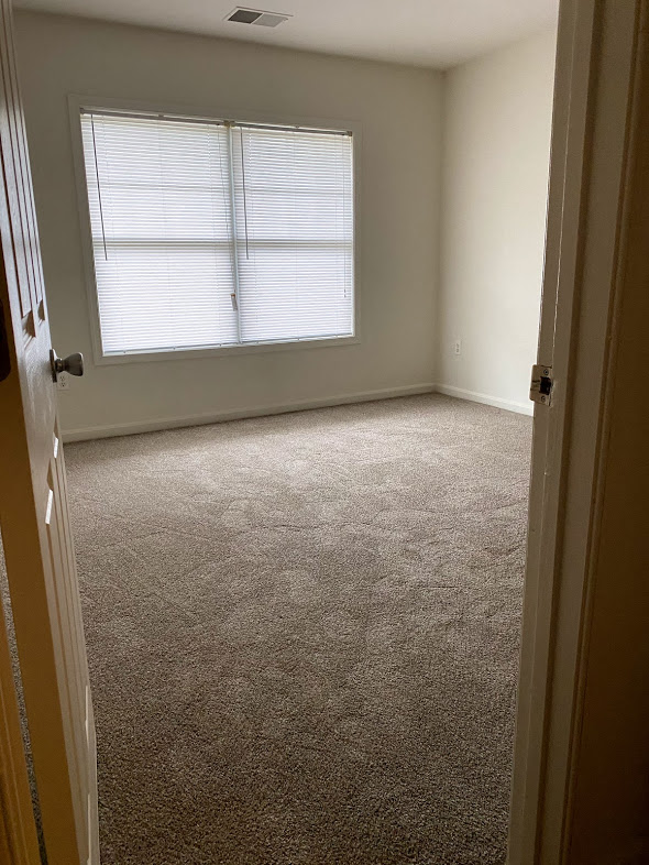 Silver Mill Apartments - Bedroom / wall-to-wall carpet