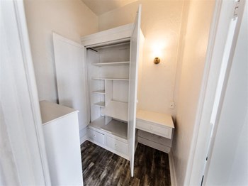 5611 Carlton Way Studio-1 Bed Apartment for Rent - Photo Gallery 5