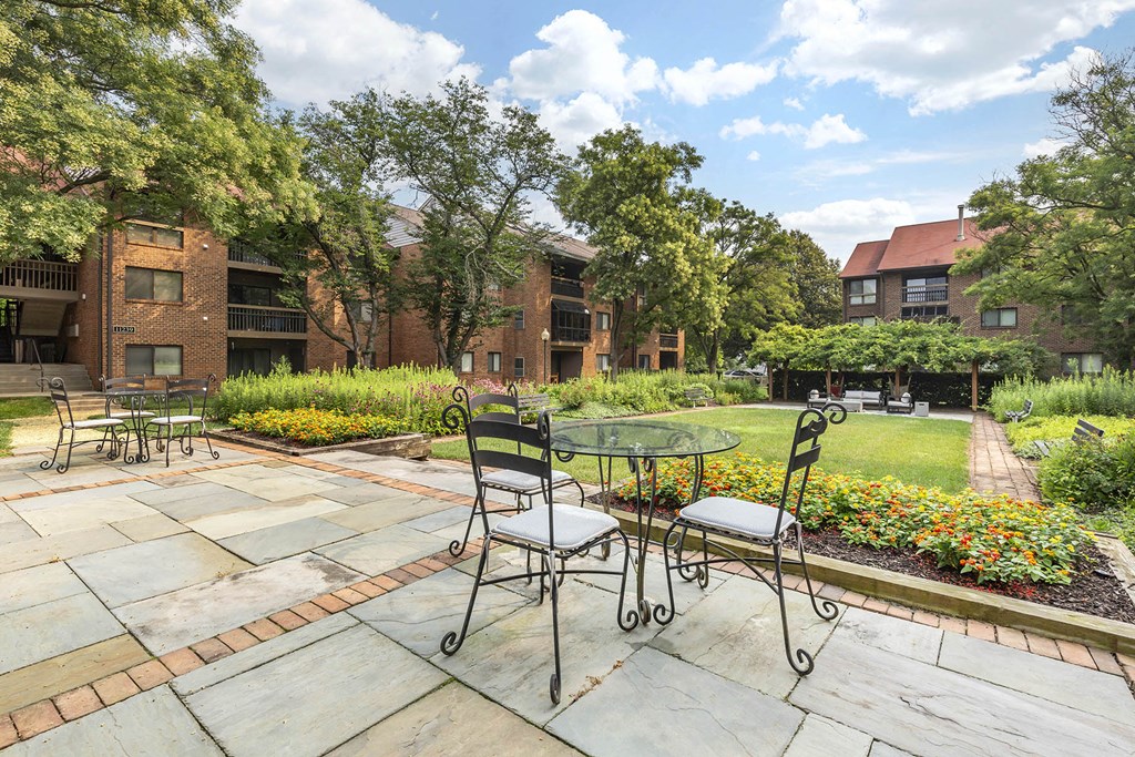 Courtyard With Ample Sitting at The Greens at Columbia, Maryland