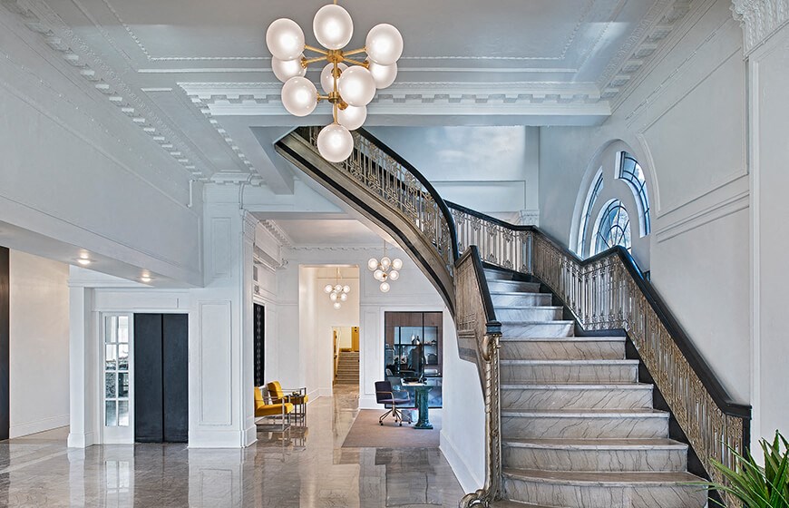 a photo of a staircase