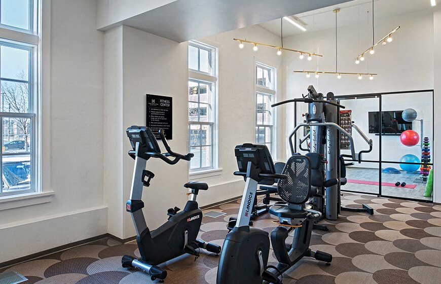 a photo of a gym area