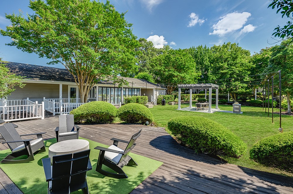 the preserve at ballantyne commons courtyard with tables and chairs
