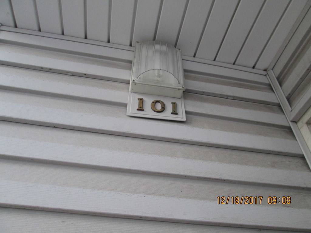 the number 10 on the side of a building