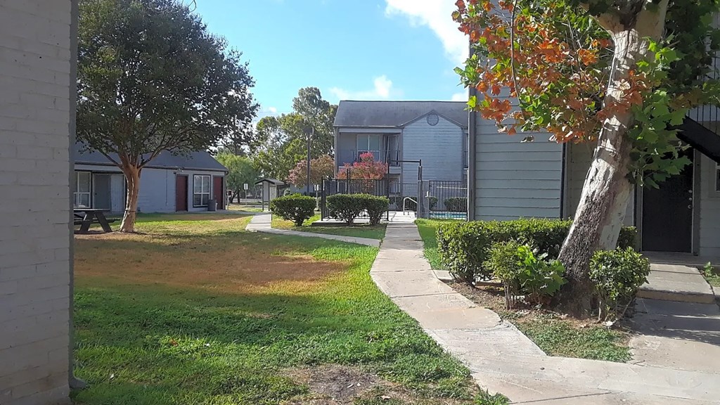 a sidewalk in front of some houses