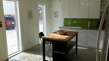 #2 - 1530 Grant Avenue 1 Bed Apartment for Rent - Photo Gallery 2