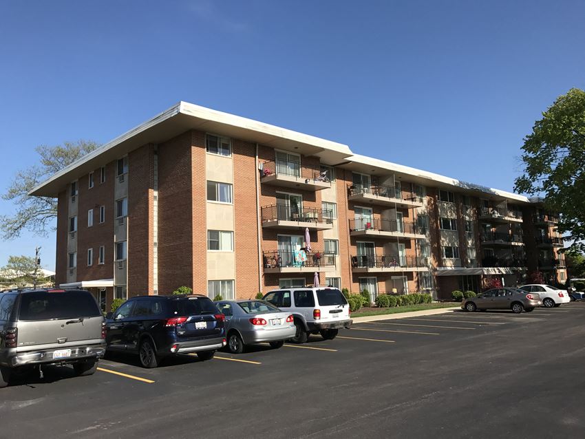 Shalamar East Condominiums Apartments, 22062210 S. Goebbert Road