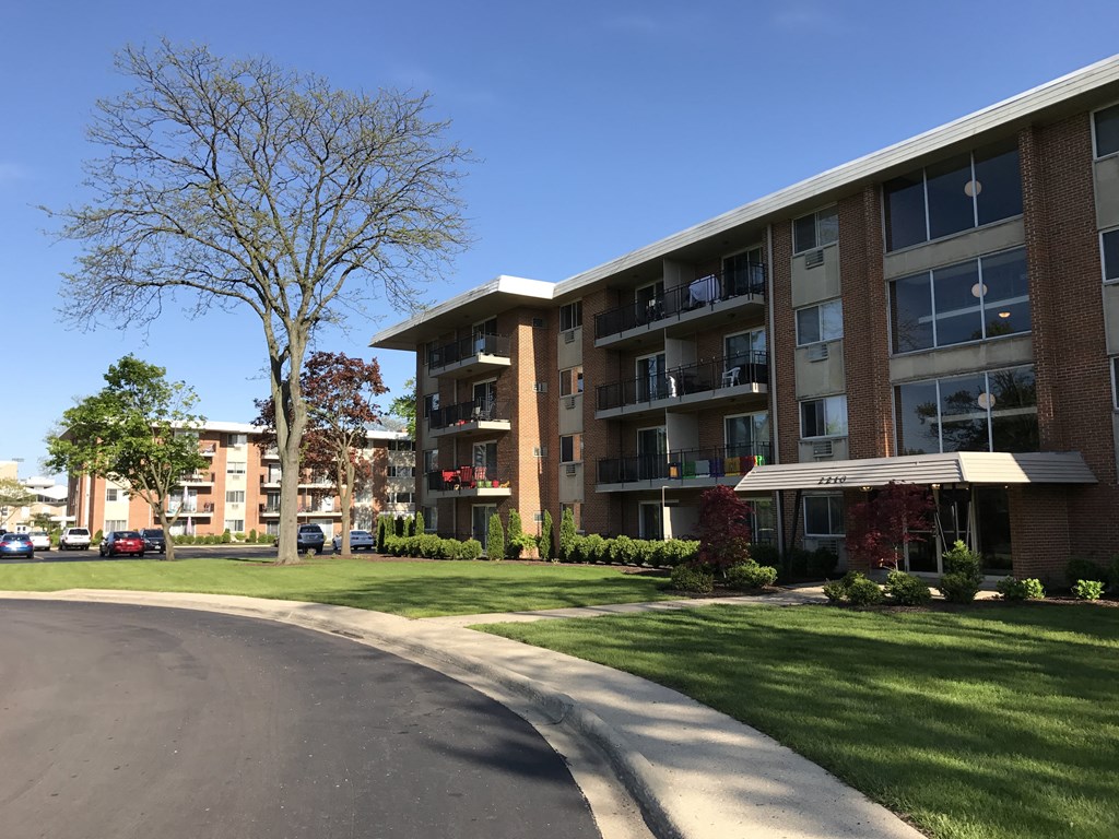 Shalamar East Condominiums Apartments, 22062210 S. Goebbert Road