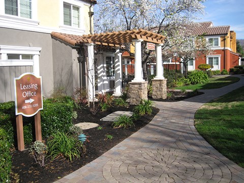 Path to the Leasing Office | Peppertree Apartments in San Jose, CA 95127