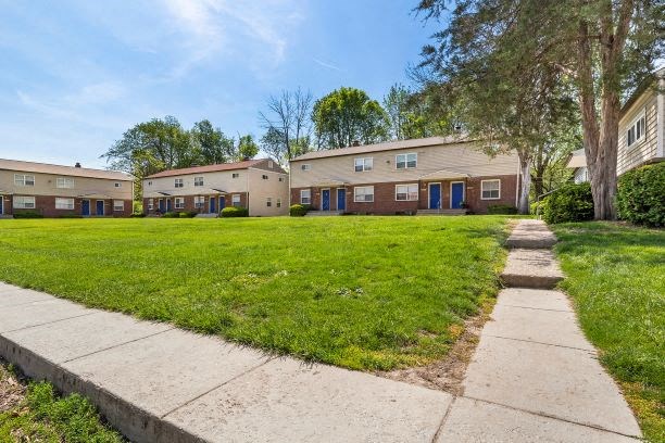a sidewalk in front of some houses