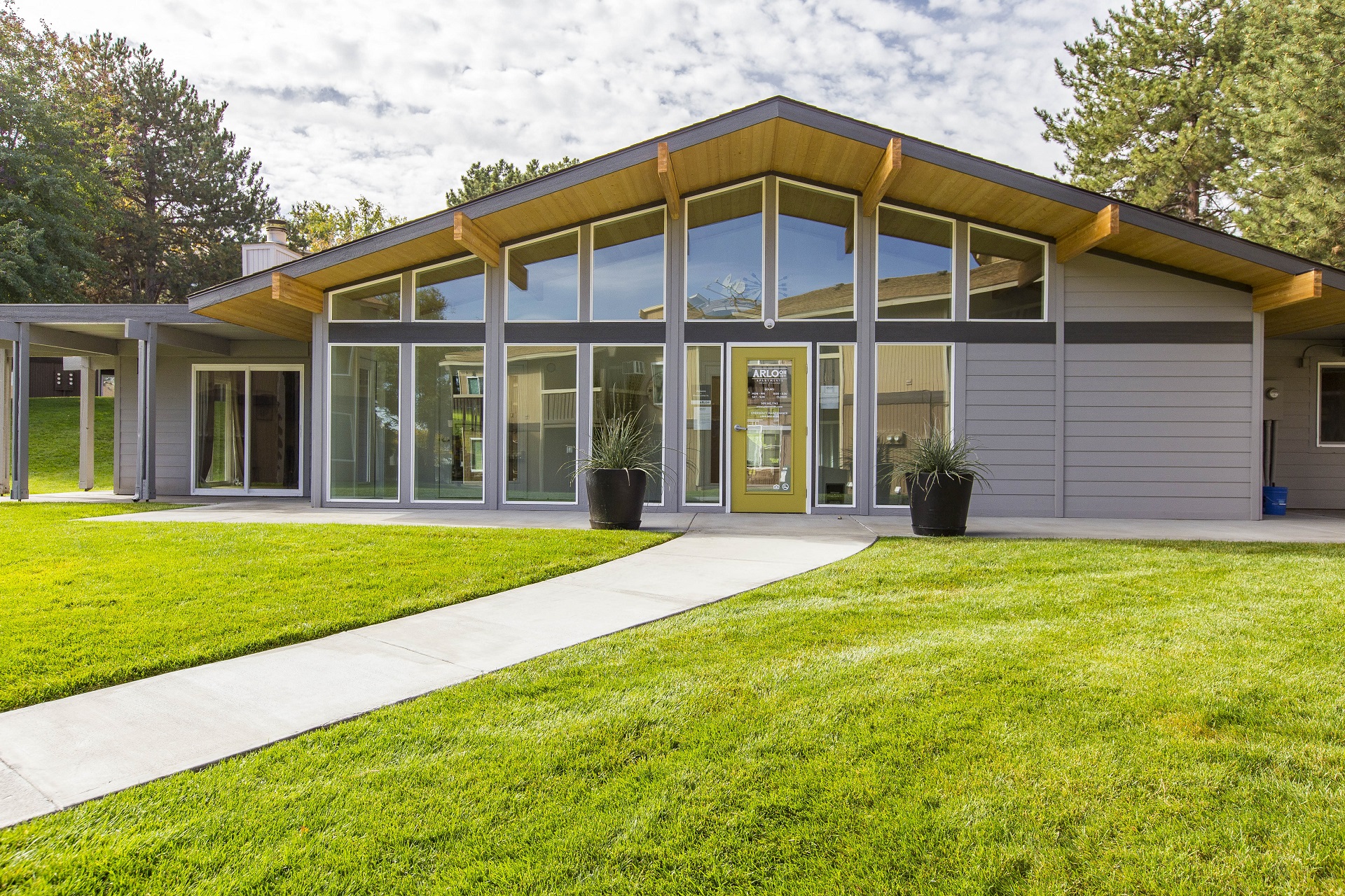 Modern Arlo On 10Th Apartments with Modern Garage