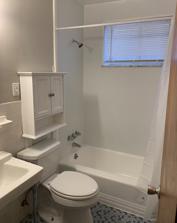 17745 Lakeshore Boulevard 1-2 Beds Apartment for Rent - Photo Gallery 2