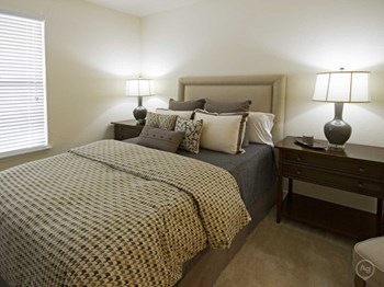 1021 Stoneridge Drive 1-3 Beds Apartment for Rent - Photo Gallery 5