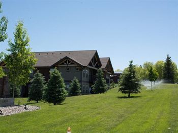 Picnic Area  at Saddleview Apartment Homes, Bozeman, MT