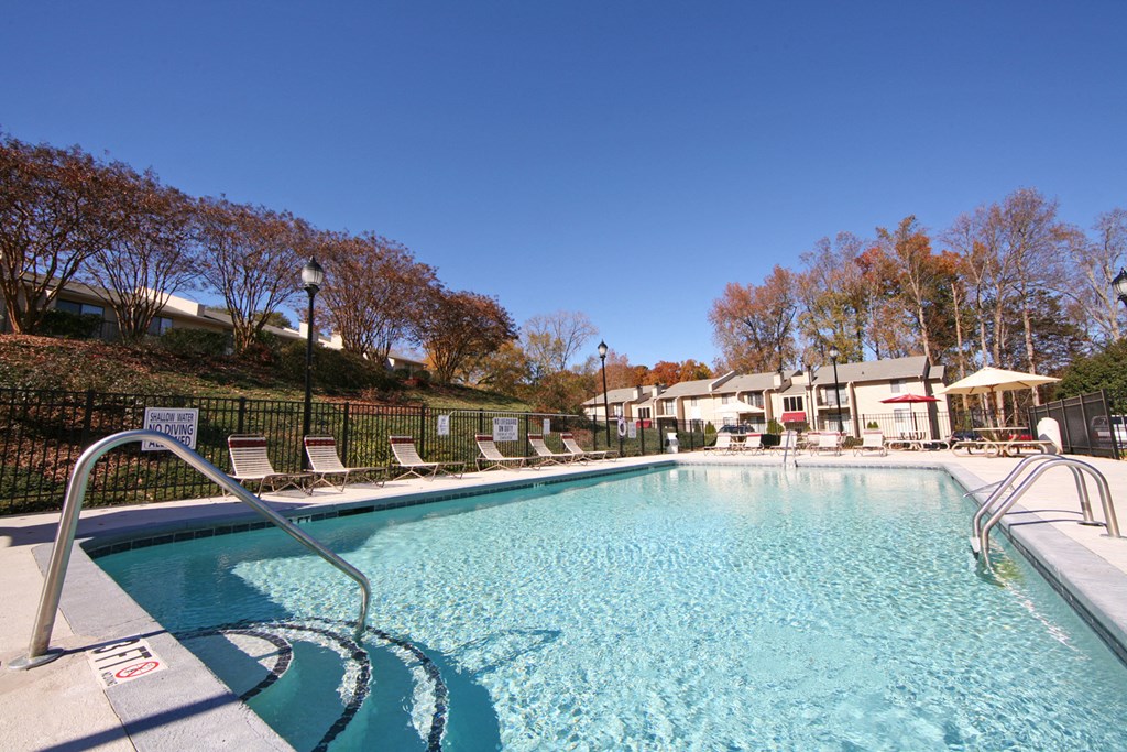 the resort style pool at the falls at rolland park apartments