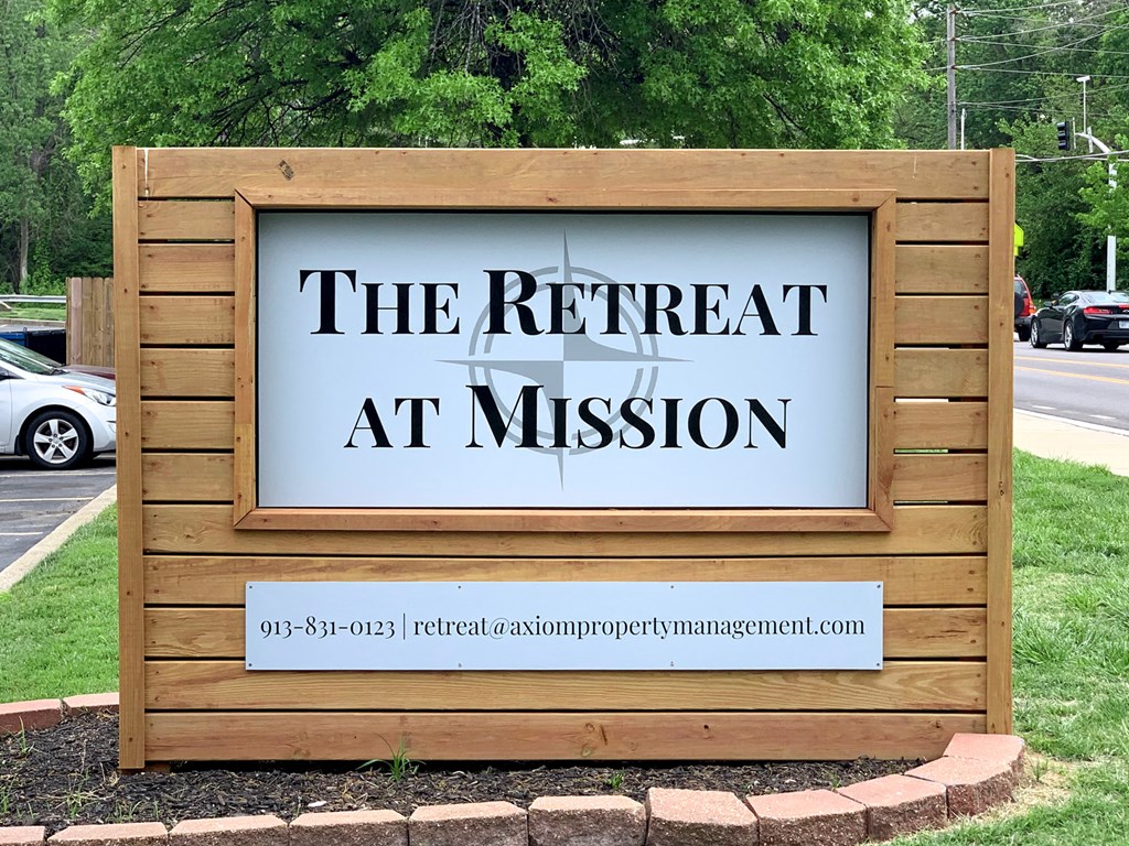 the sign for the retreat at mission at the entrance to the parking lot
