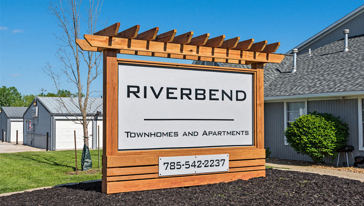 the welcome sign for river bend townhomes and apartments