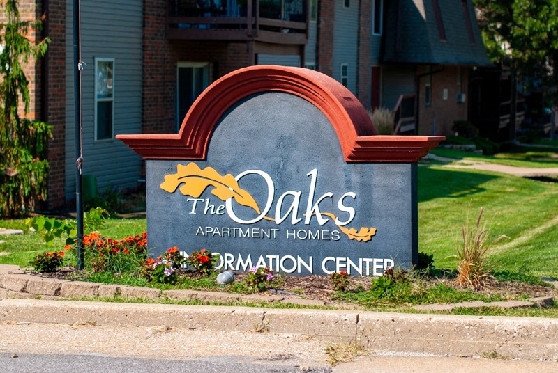 the oaks apartments apartment entrance sign