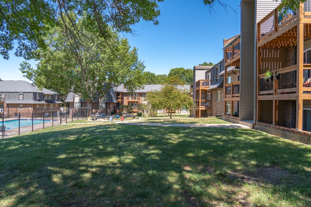 the preserve at ballantyne commons apartment community yard and pool