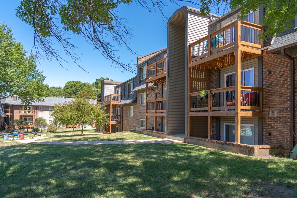 the preserve at ballantyne commons apartments courtyard and balconies