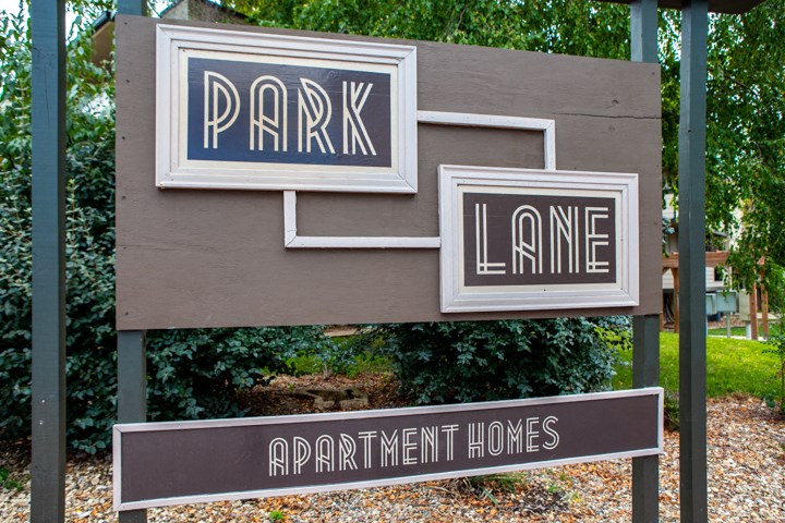 a sign for the park and apartment homes