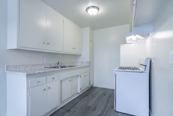 Kitchen with new flooring - Photo Gallery 4