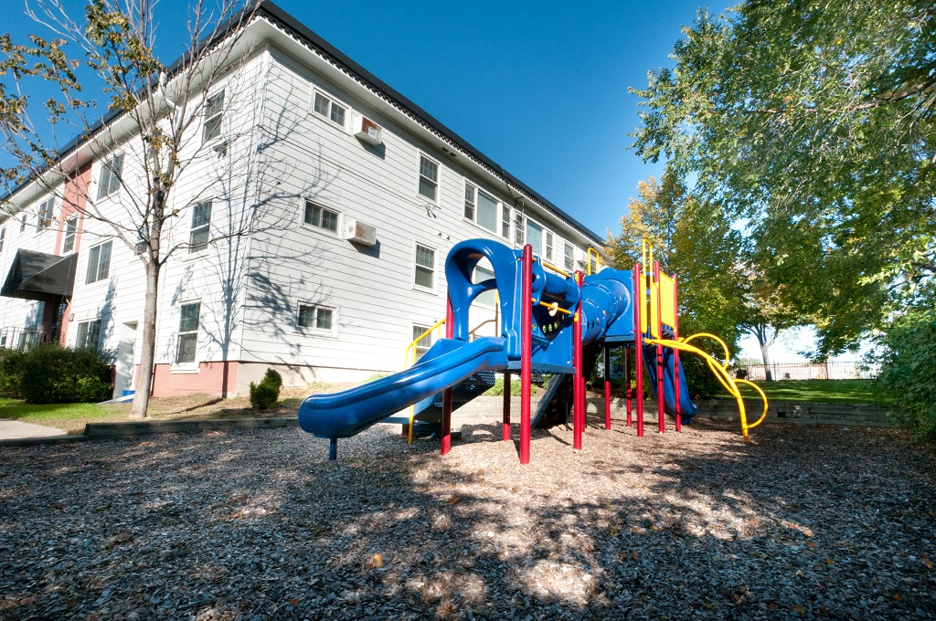 Portland Gardens: 2828 Portland Ave