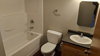 718 Beach Avenue 2-3 Beds Apartment for Rent - Photo Gallery 4