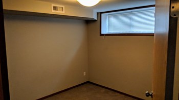 718 Beach Avenue 2-3 Beds Apartment for Rent - Photo Gallery 6