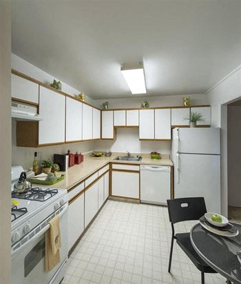 Modern Kitchen With Custom Cabinet at Trillium Apartments, Fairfax, 22031