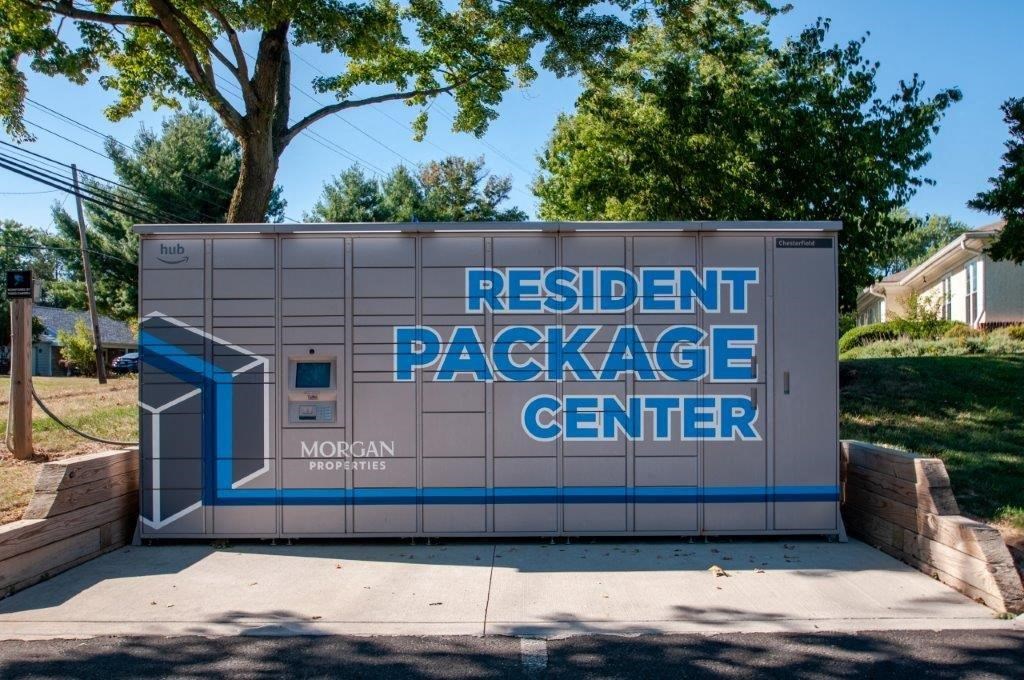 the sign for theresident package center on the side of a building