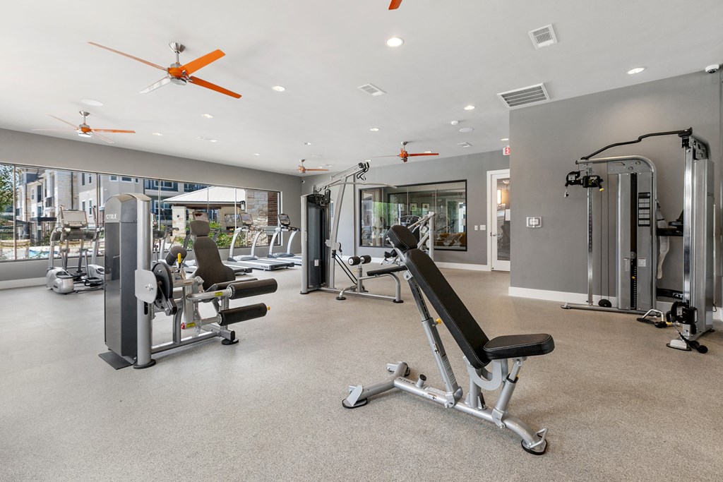 the gym at the landing at pullman apartments in pullman
